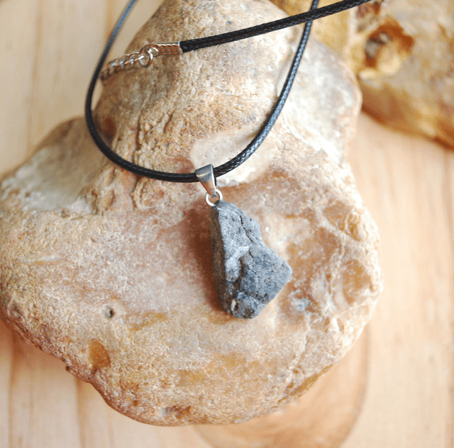 Collier en anatase en pierre brute