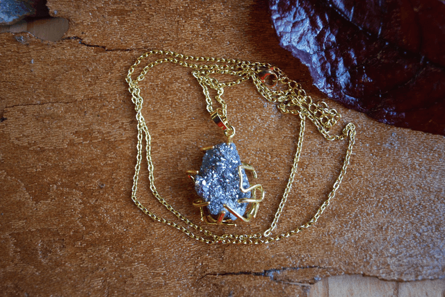 Collier long pendentif en argent natif