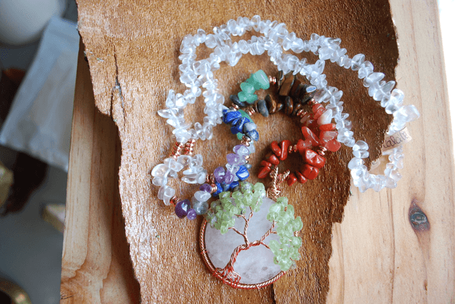 Collier cristal de roche et 7 chakras avec arbre de vie