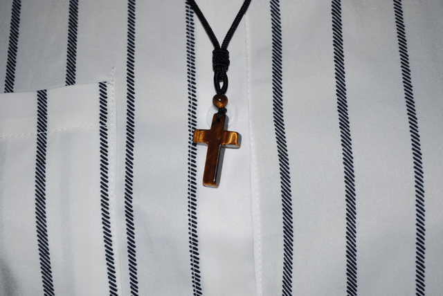 Collier croix en œil de tigre