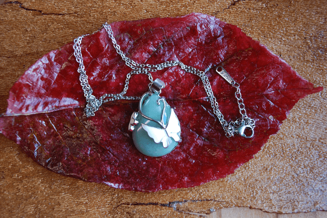 Collier pendentif en aventurine verte papillon