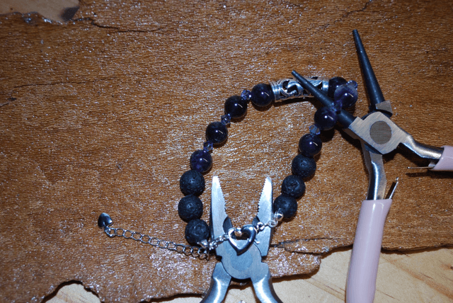 Bracelet en améthyste et en pierre de lave