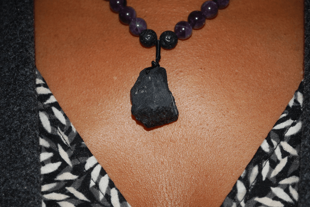 Collier en améthyste, en pierre de lave et en shungite avec un pendentif en tourmaline