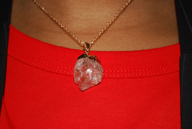 Collier pendentif cristal de roche pierre brute