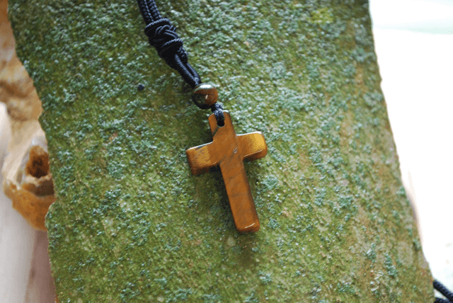 Collier croix en œil de tigre