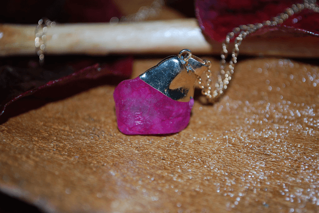 Collier rubis en pierre brute
