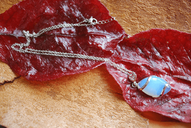 Collier en pendentif opale noble