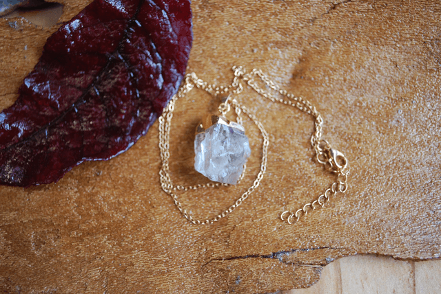Collier pendentif cristal de roche pierre brute