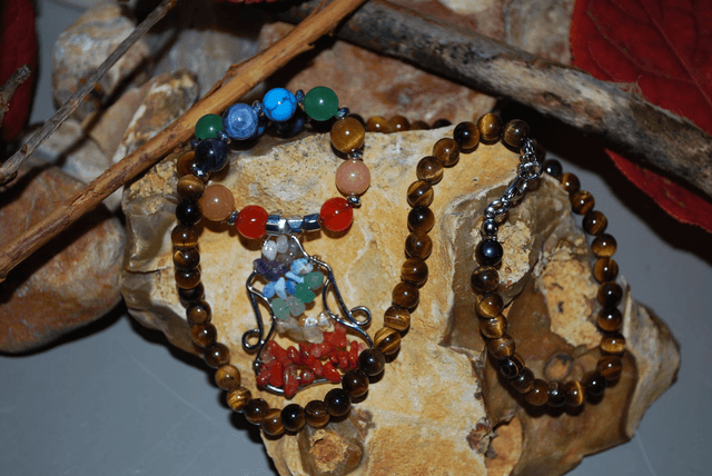 Collier en Œil de tigre et en 7 chakras