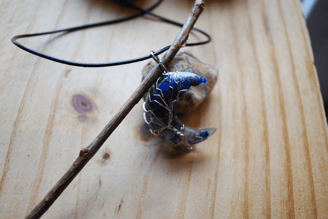 Collier à file noir demi-lune lapis -lazuli 