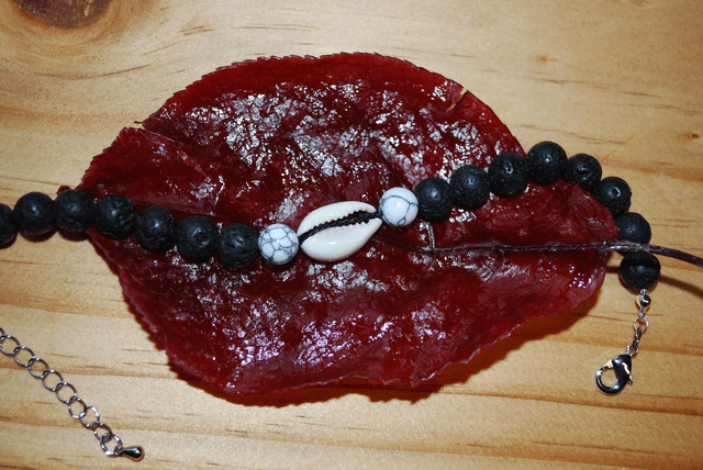 Bracelet pierre de lave avec coquillage