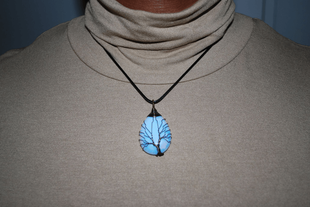Collier opale orné d'un arbre de vie