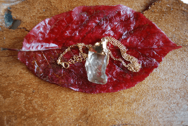 Collier pendentif en calcite jaune pierre brute