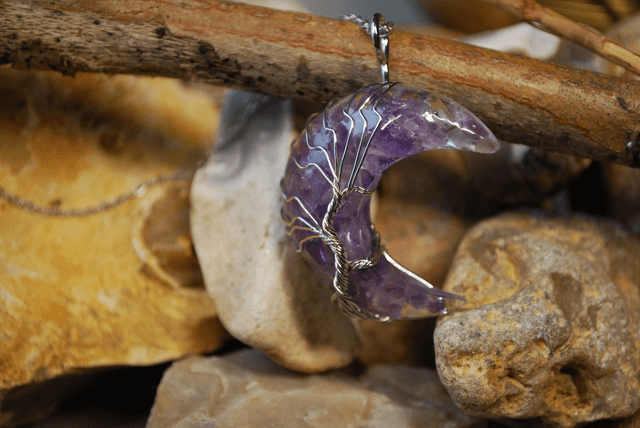 Collier demi-lune en améthyste