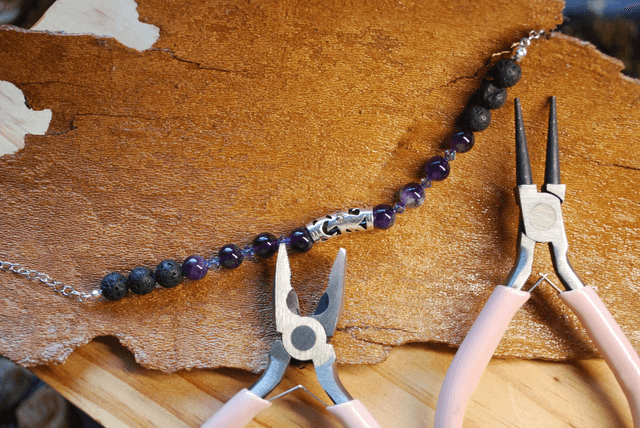 Bracelet en améthyste et en pierre de lave