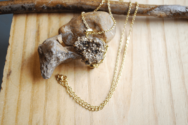 Collier en pyrite brute