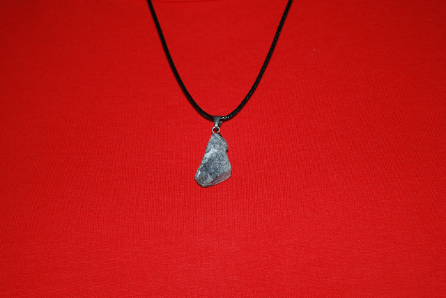 Collier en anatase en pierre brute