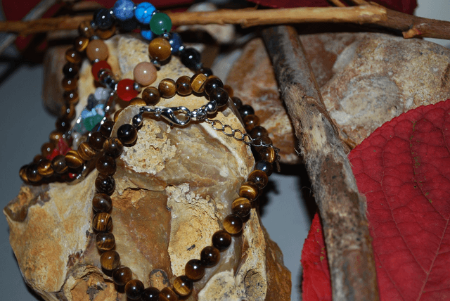 Collier en Œil de tigre et en 7 chakras
