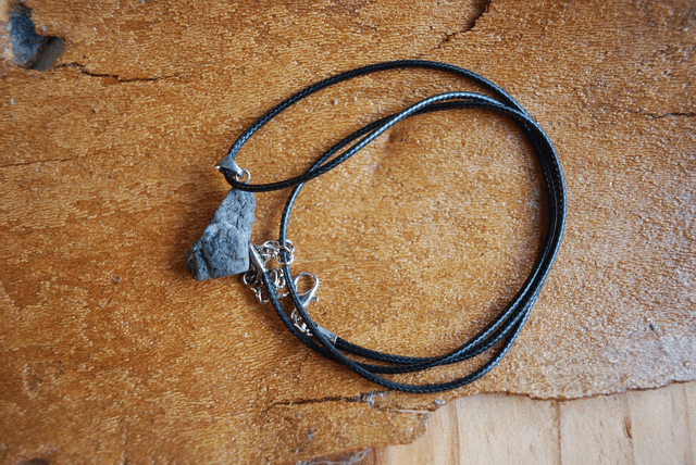 Collier en anatase en pierre brute