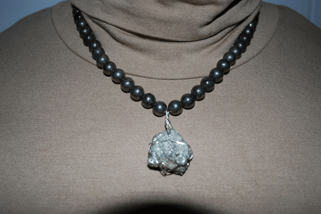 Collier en pyrite et grenat almandin