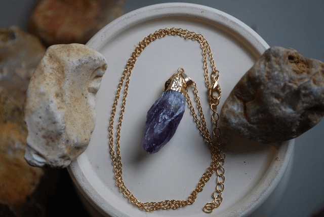 Collier en améthyste pierre brute