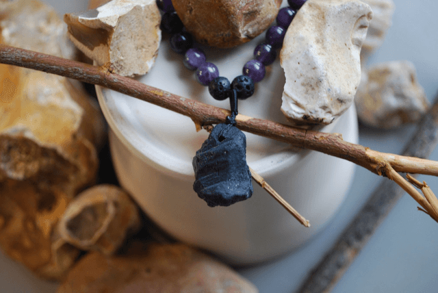 Collier en améthyste, en pierre de lave et en shungite avec un pendentif en tourmaline