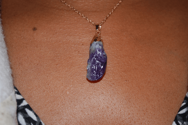 Collier en améthyste pierre brute