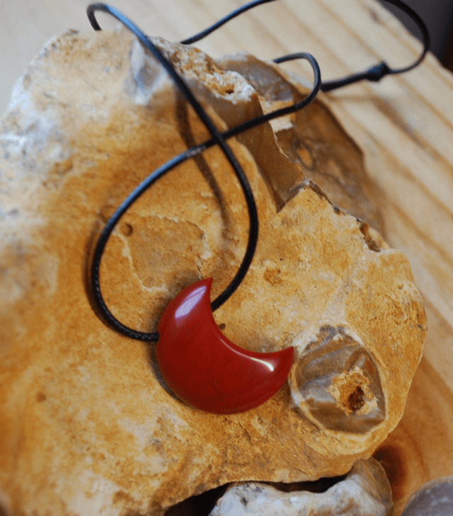 Collier pendentif jaspe rouge