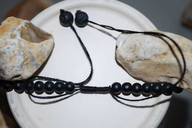 Collier en améthyste, en pierre de lave et en shungite avec un pendentif en tourmaline