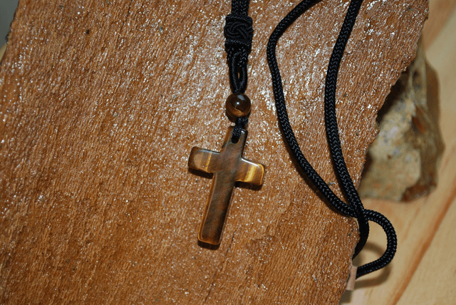 Collier croix en œil de tigre