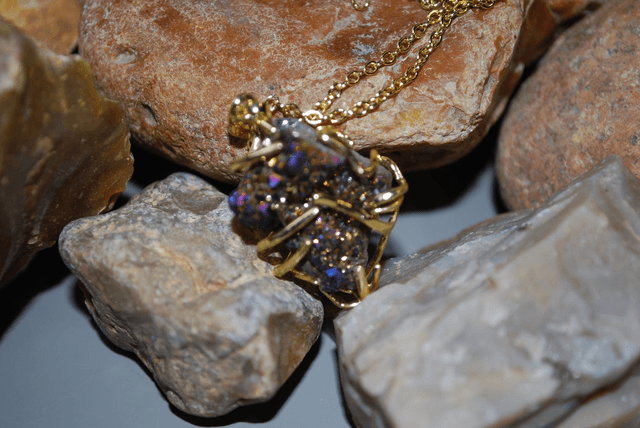 Collier en opale noble noire