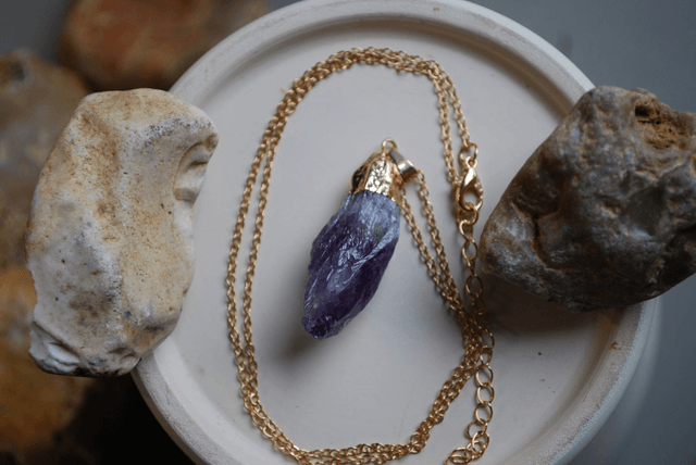 Collier en améthyste pierre brute