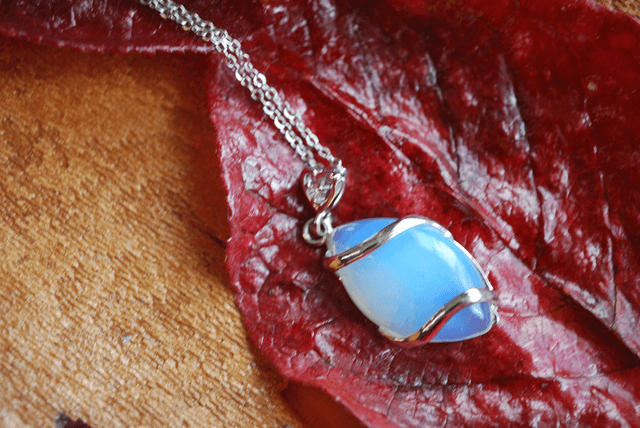 Collier en pendentif opale noble