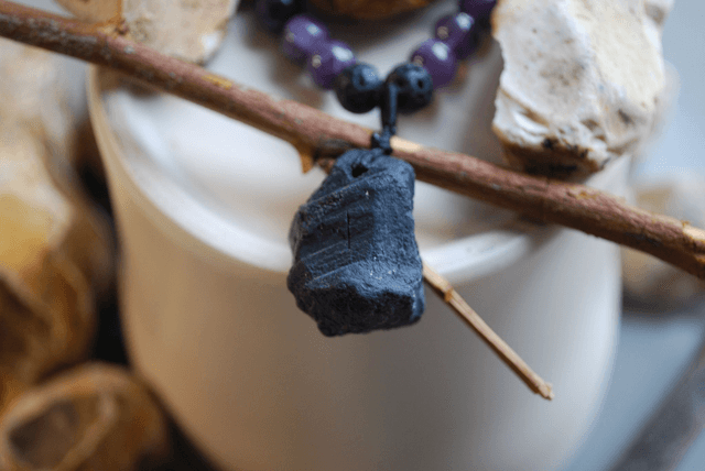 Collier en améthyste, en pierre de lave et en shungite avec un pendentif en tourmaline