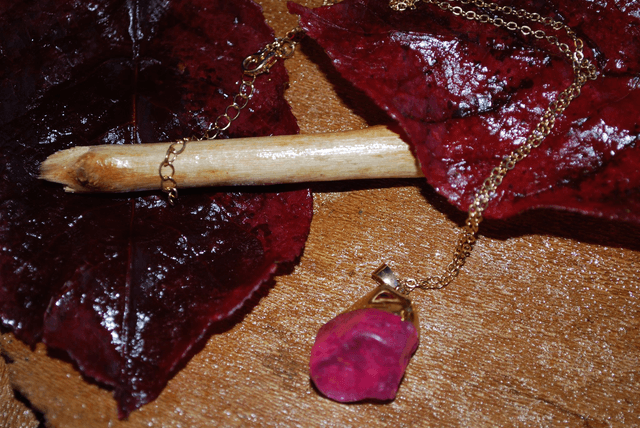 Collier rubis en pierre brute