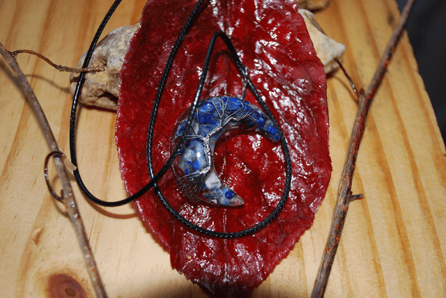 Collier à file noir demi-lune lapis -lazuli 