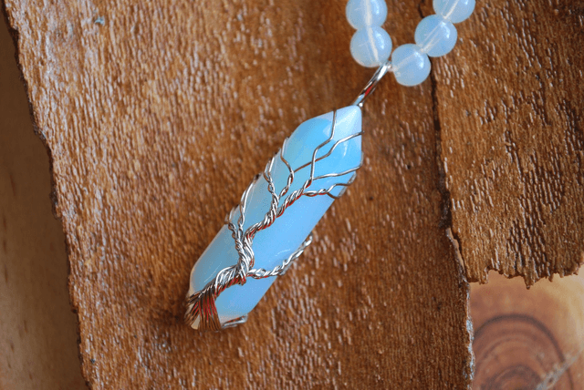 Collier long en opale noble