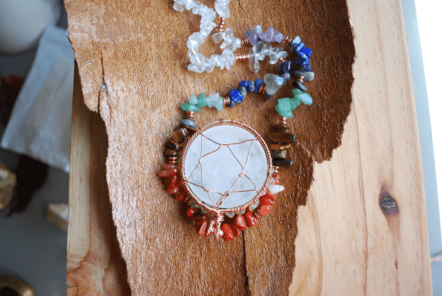Collier cristal de roche et 7 chakras avec arbre de vie
