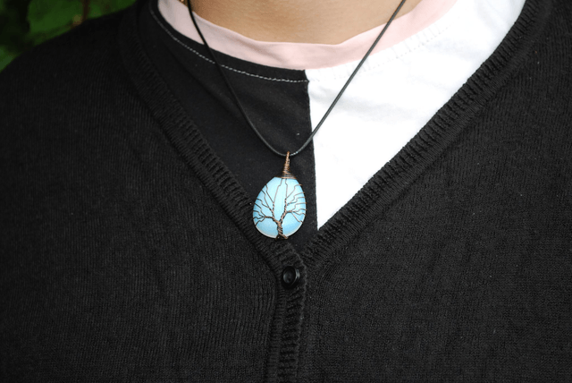 Collier opale orné d'un arbre de vie