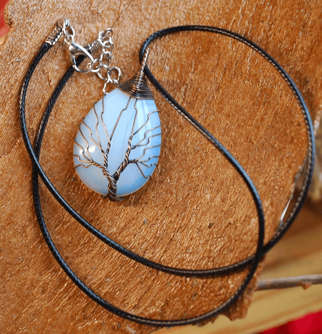 Collier opale orné d'un arbre de vie