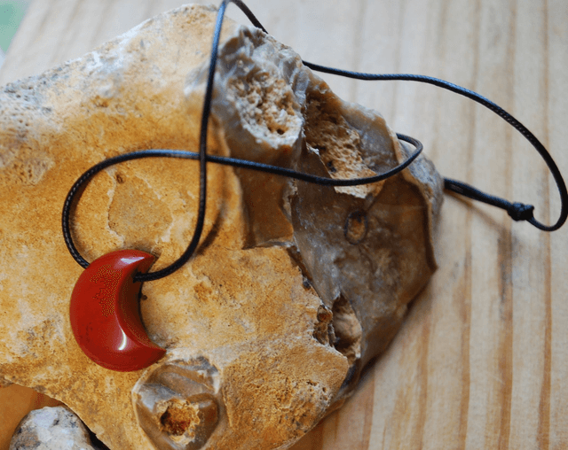 Collier pendentif jaspe rouge