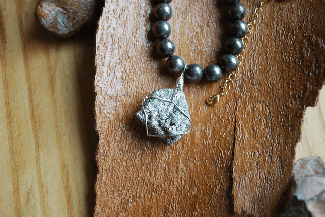 Collier en pyrite et grenat almandin