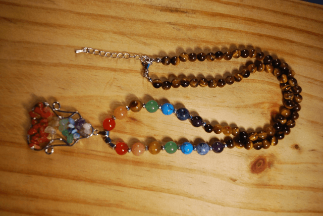 Collier en Œil de tigre et en 7 chakras
