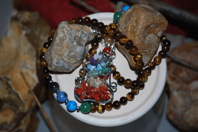 Collier en Œil de tigre et en 7 chakras