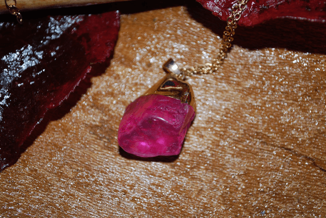 Collier rubis en pierre brute
