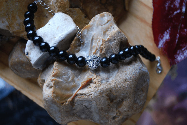 Bracelet en onyx avec pendentif tête de jaguar