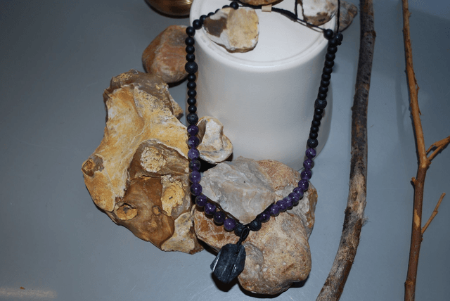 Collier en améthyste, en pierre de lave et en shungite avec un pendentif en tourmaline