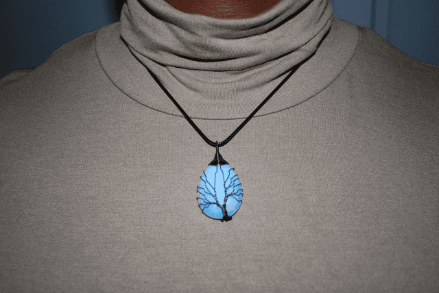 Collier opale orné d&#039;un arbre de vie