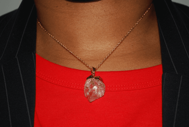 Collier pendentif cristal de roche pierre brute