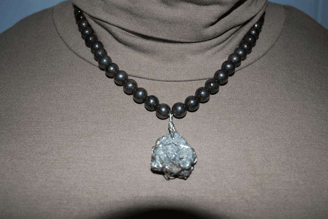 Collier en pyrite et grenat almandin